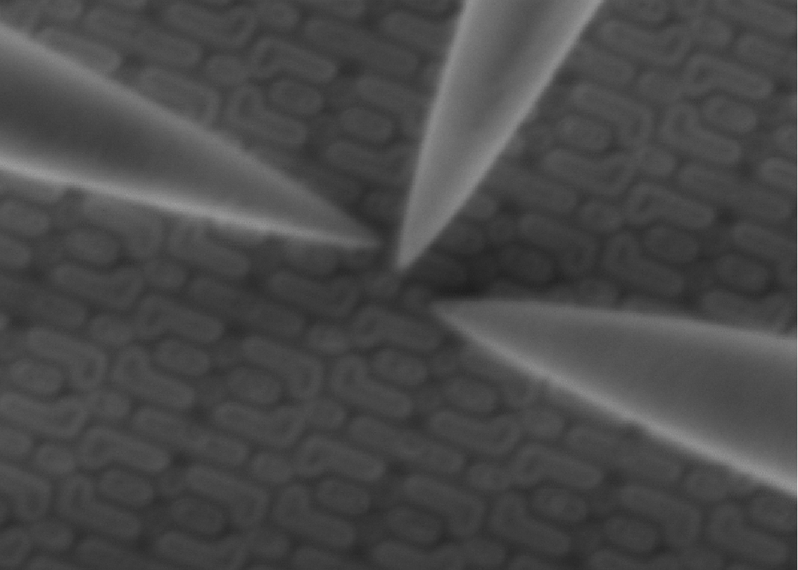 Nanoprober tips on the 7 nm SRAM transistor contacts, with an XYZ sample stage used to faster move around the sample.